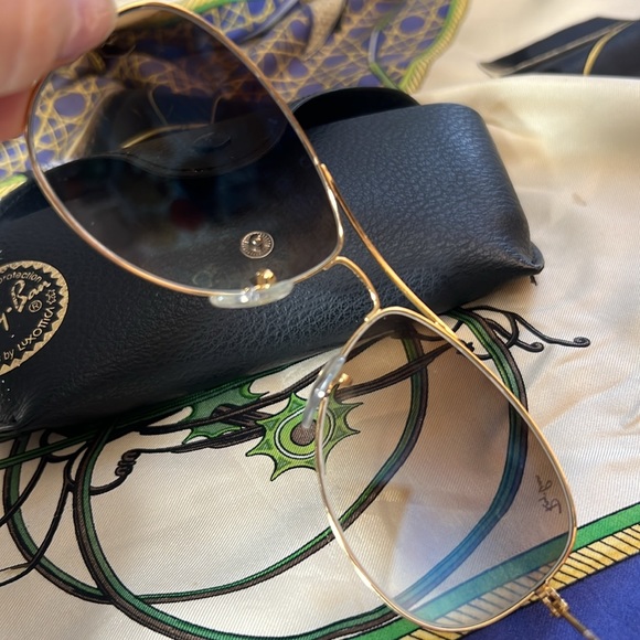 Ray Ban Aviators Sunglasses gold tone frame with a case - Picture 7 of 16